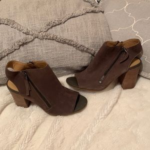 Suede brown booties 7.5M